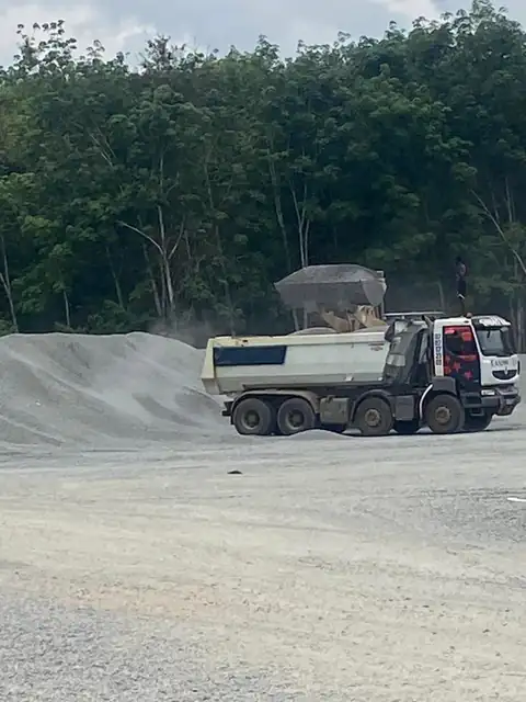 Camion de livraison de matériaux