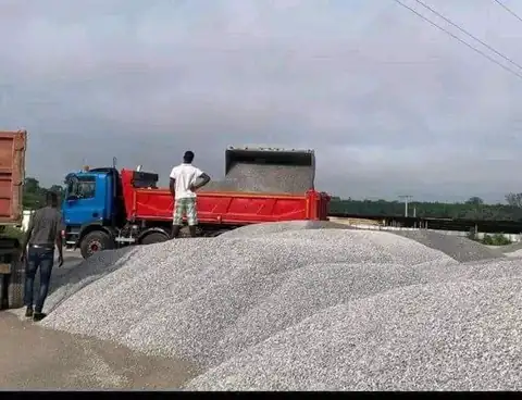 Chargement d’un camion de gravier