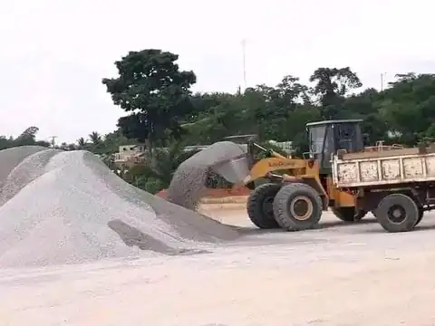 Manutention du sable sur l’aire de stockage
