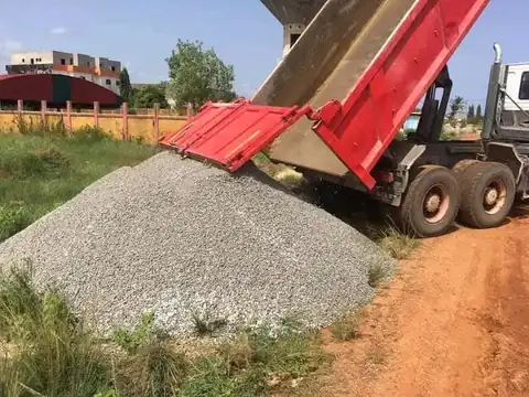 Livraison de gravier directement sur le chantier