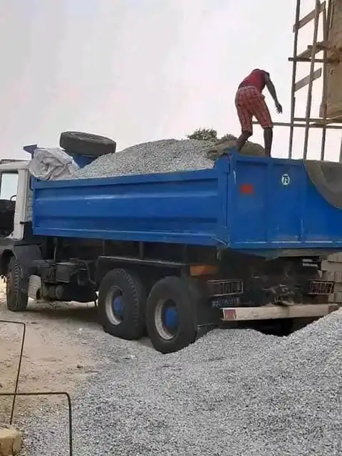 Déchargement sur un chantier de construction