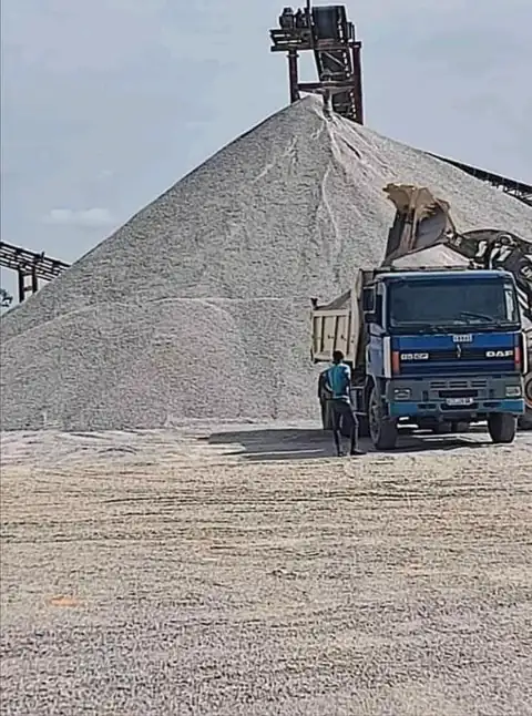 Production site: conveyor and tipper truck